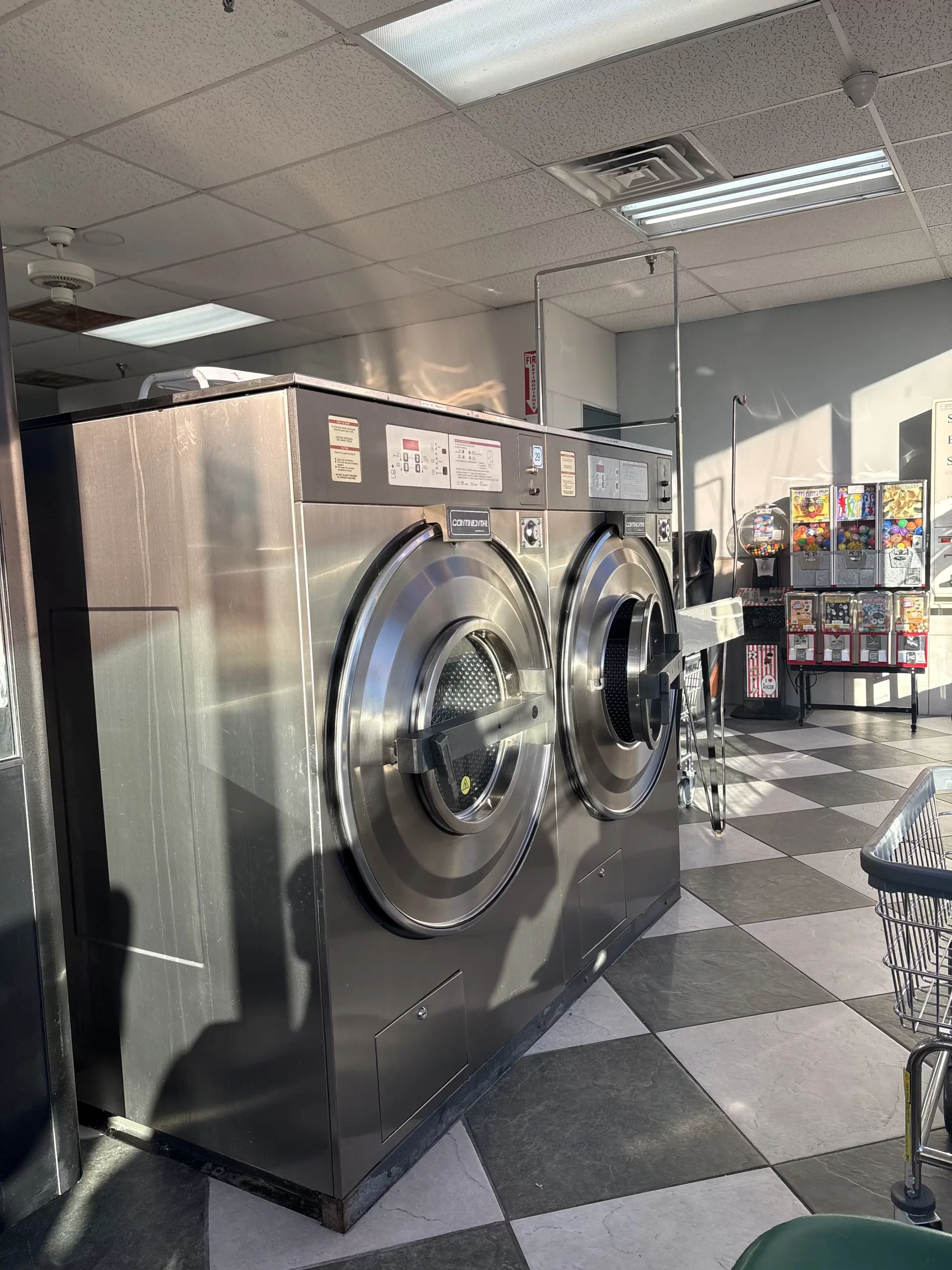 Discover a Hoffman Estates large capacity laundromat near you